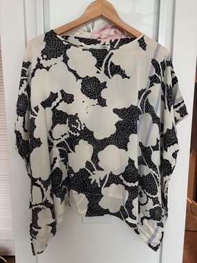 Diane Von Furstenberg Black and Cream Floral Blouse Flowy Floral Design Silk